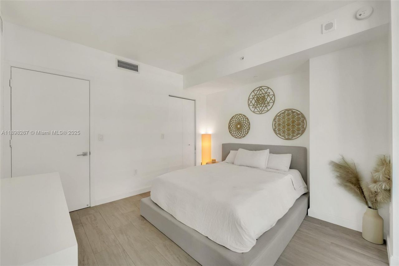 55 SW 9th St, Unit 1802, Miami, FL 33130 Photo