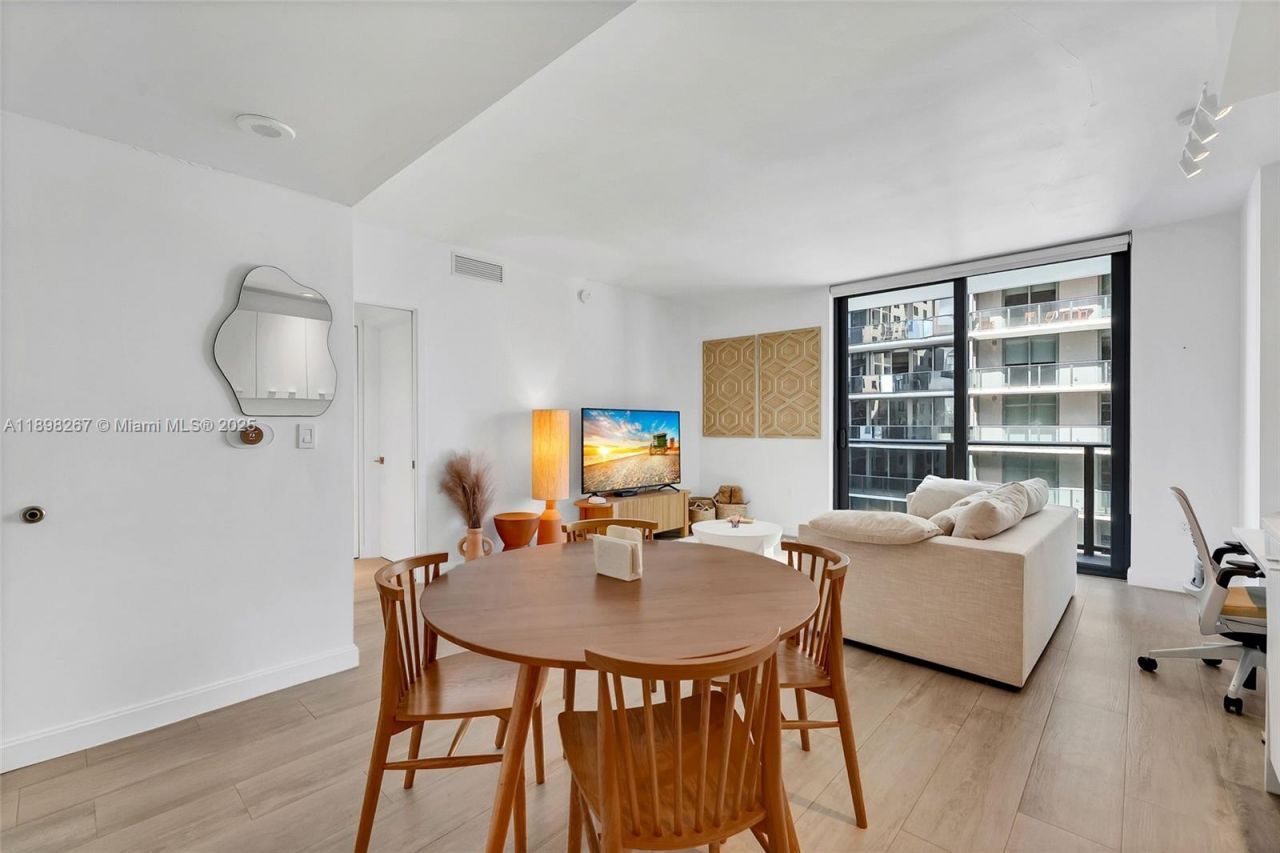 55 SW 9th St, Unit 1802, Miami, FL 33130 Photo