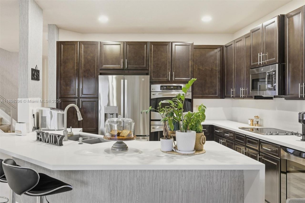 8870 NW 99th Path, Doral, FL 33178 Photo