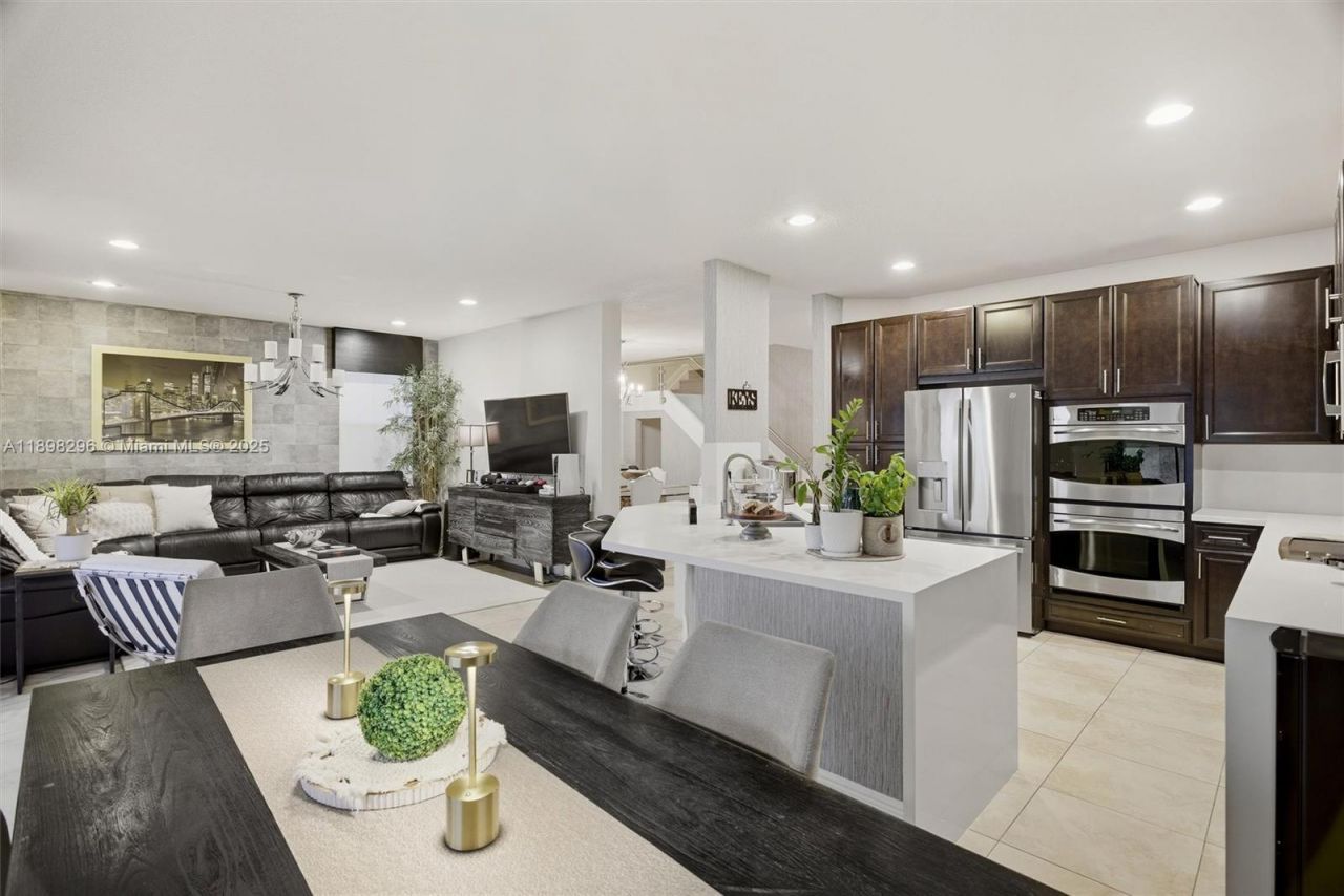 8870 NW 99th Path, Doral, FL 33178 Photo