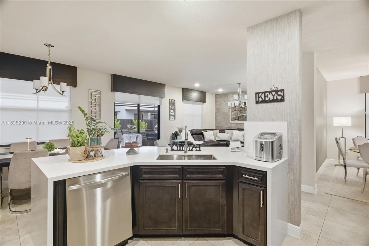 8870 NW 99th Path, Doral, FL 33178 Photo