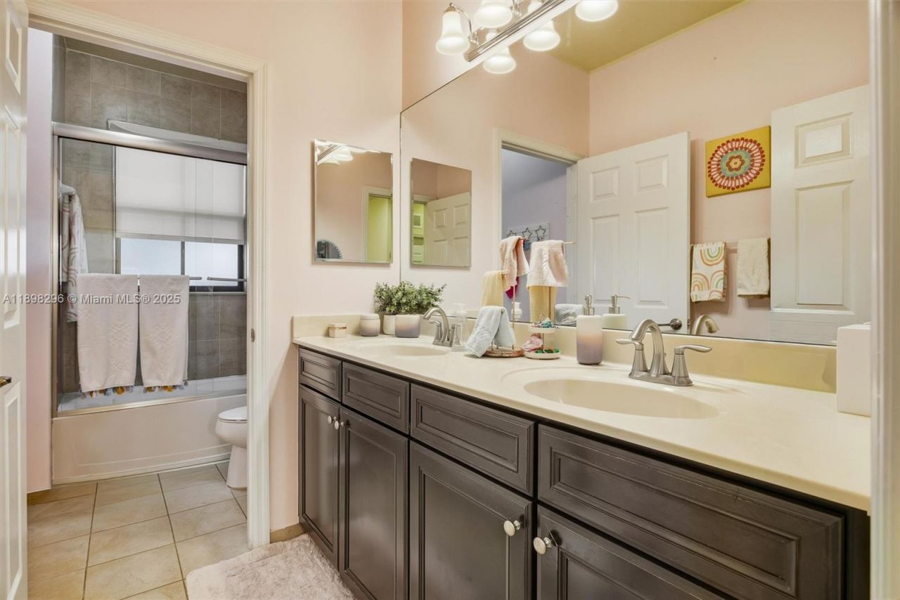 8870 NW 99th Path, Doral, FL 33178 Photo