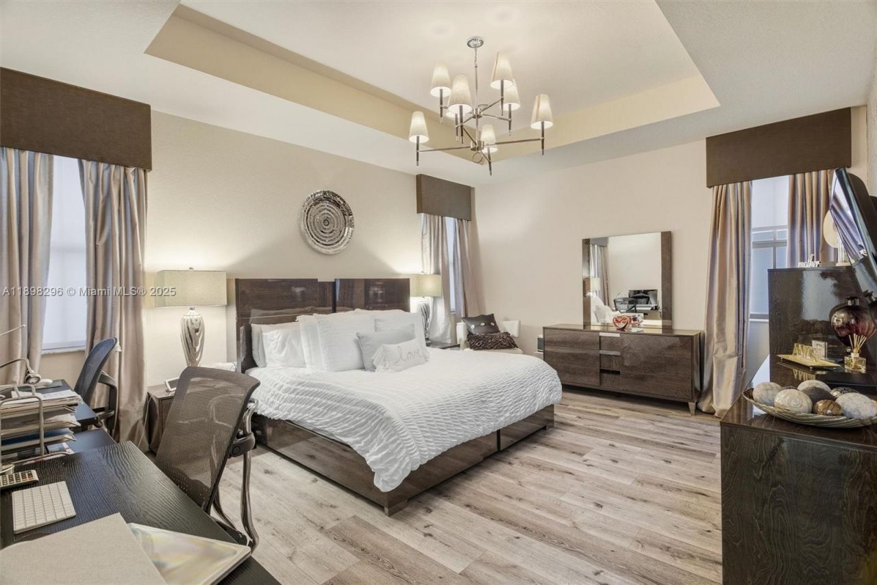 8870 NW 99th Path, Doral, FL 33178 Photo