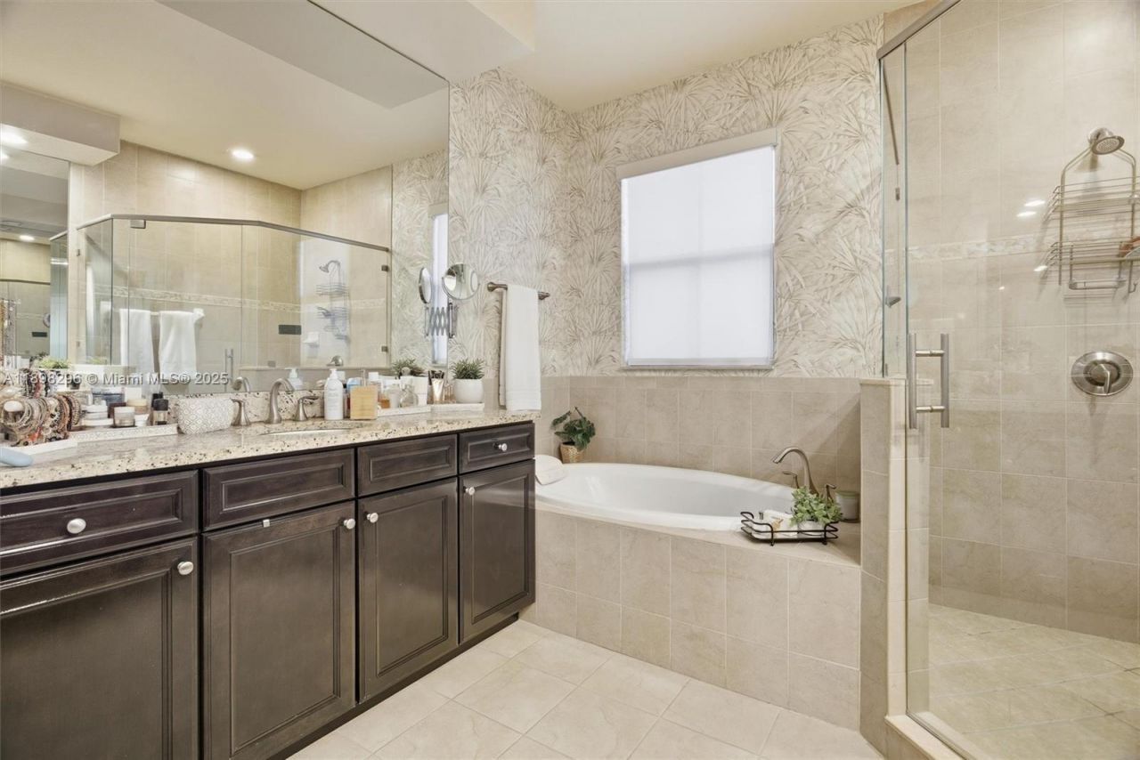 8870 NW 99th Path, Doral, FL 33178 Photo