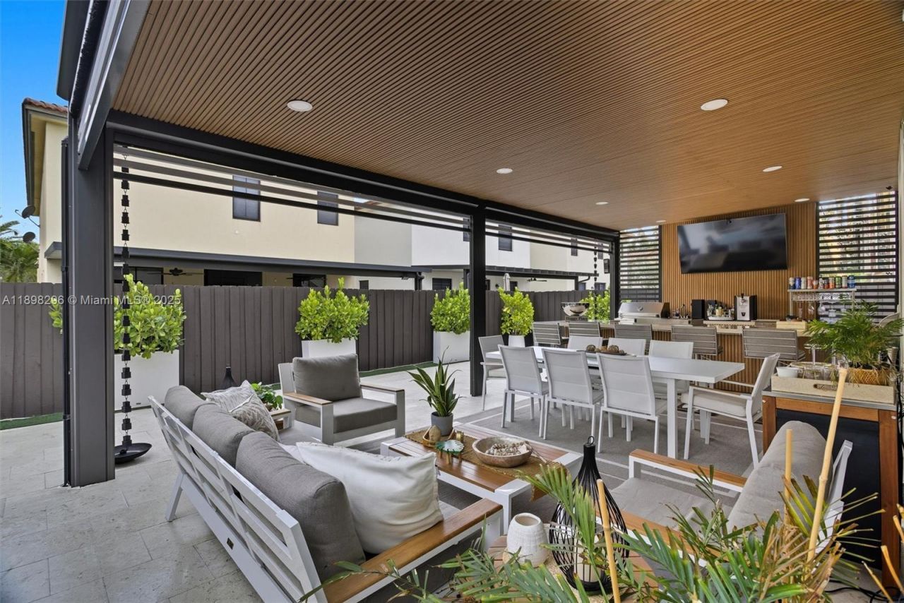 8870 NW 99th Path, Doral, FL 33178 Photo