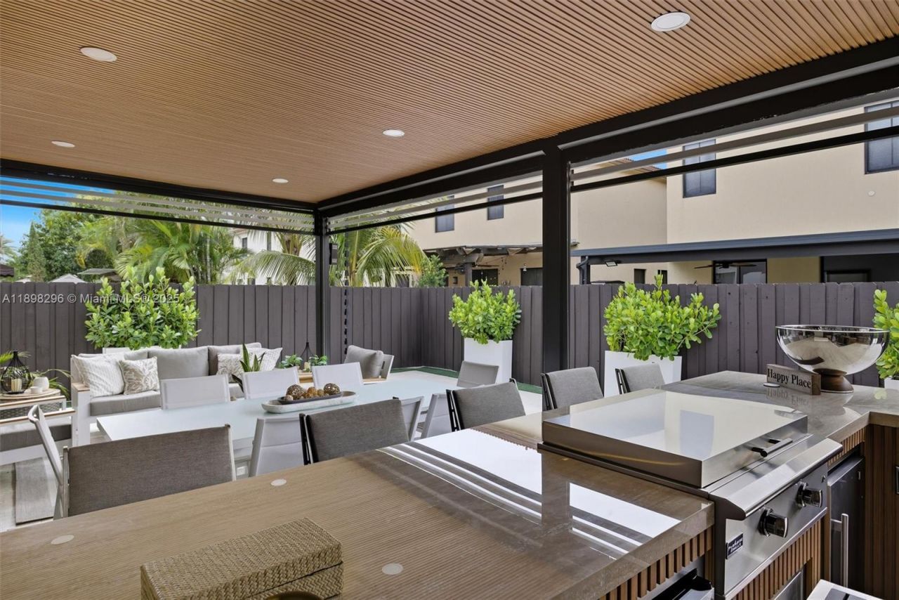 8870 NW 99th Path, Doral, FL 33178 Photo