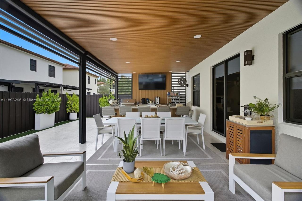 8870 NW 99th Path, Doral, FL 33178 Photo