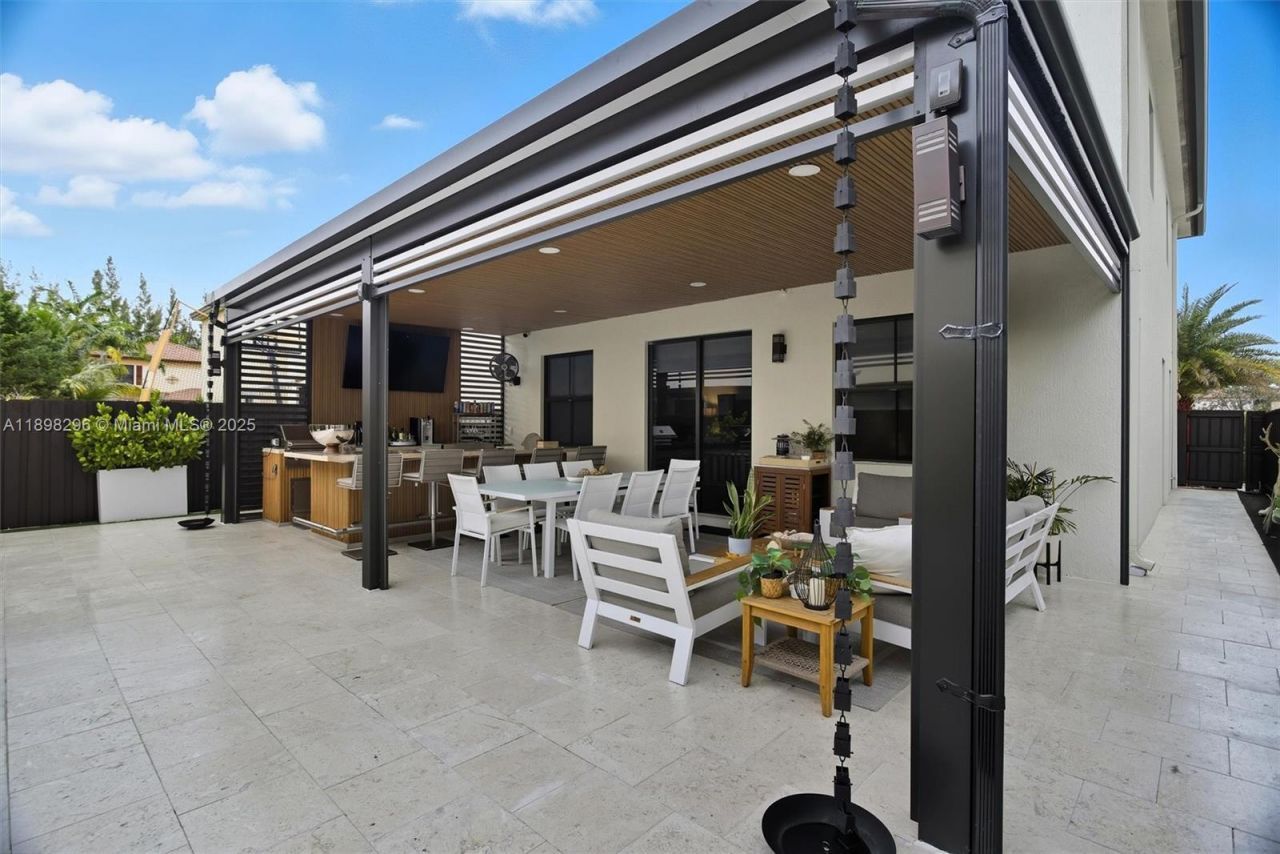 8870 NW 99th Path, Doral, FL 33178 Photo