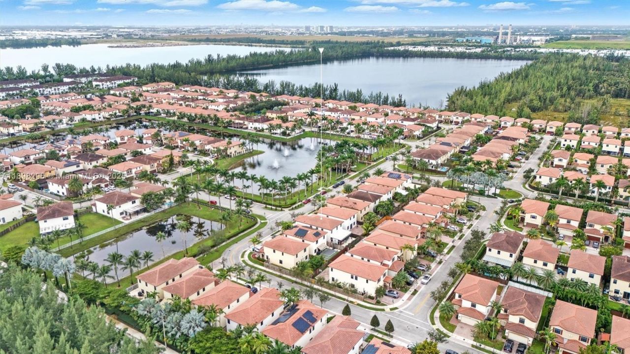 8870 NW 99th Path, Doral, FL 33178 Photo