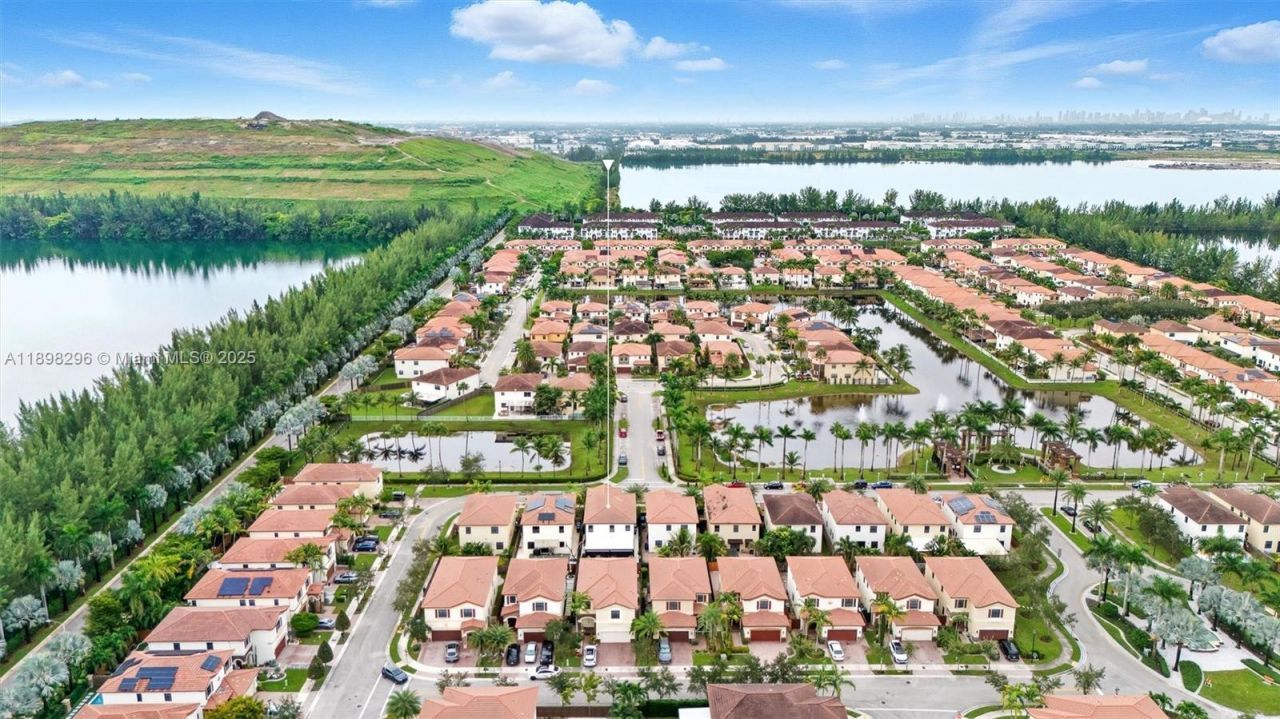 8870 NW 99th Path, Doral, FL 33178 Photo