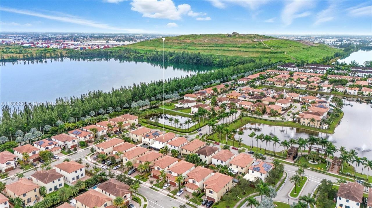 8870 NW 99th Path, Doral, FL 33178 Photo