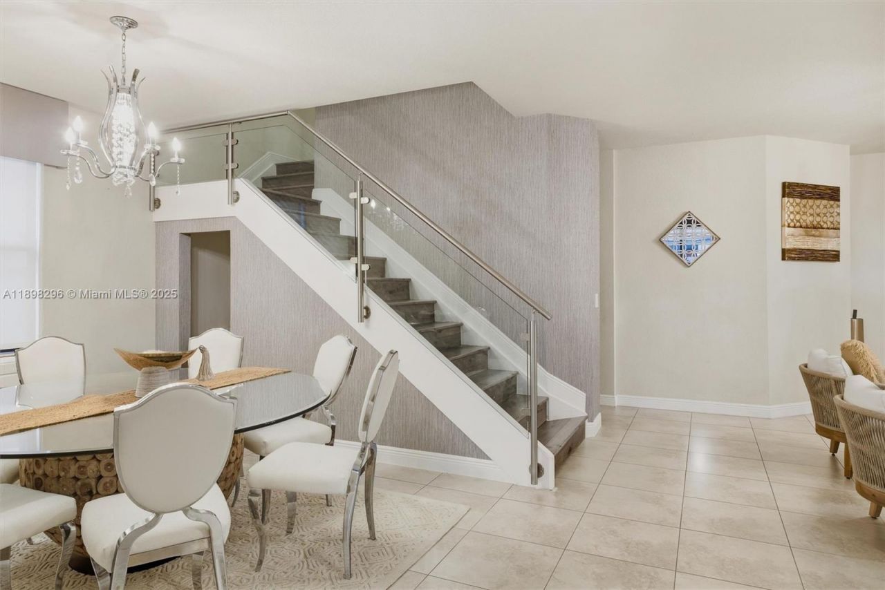 8870 NW 99th Path, Doral, FL 33178 Photo