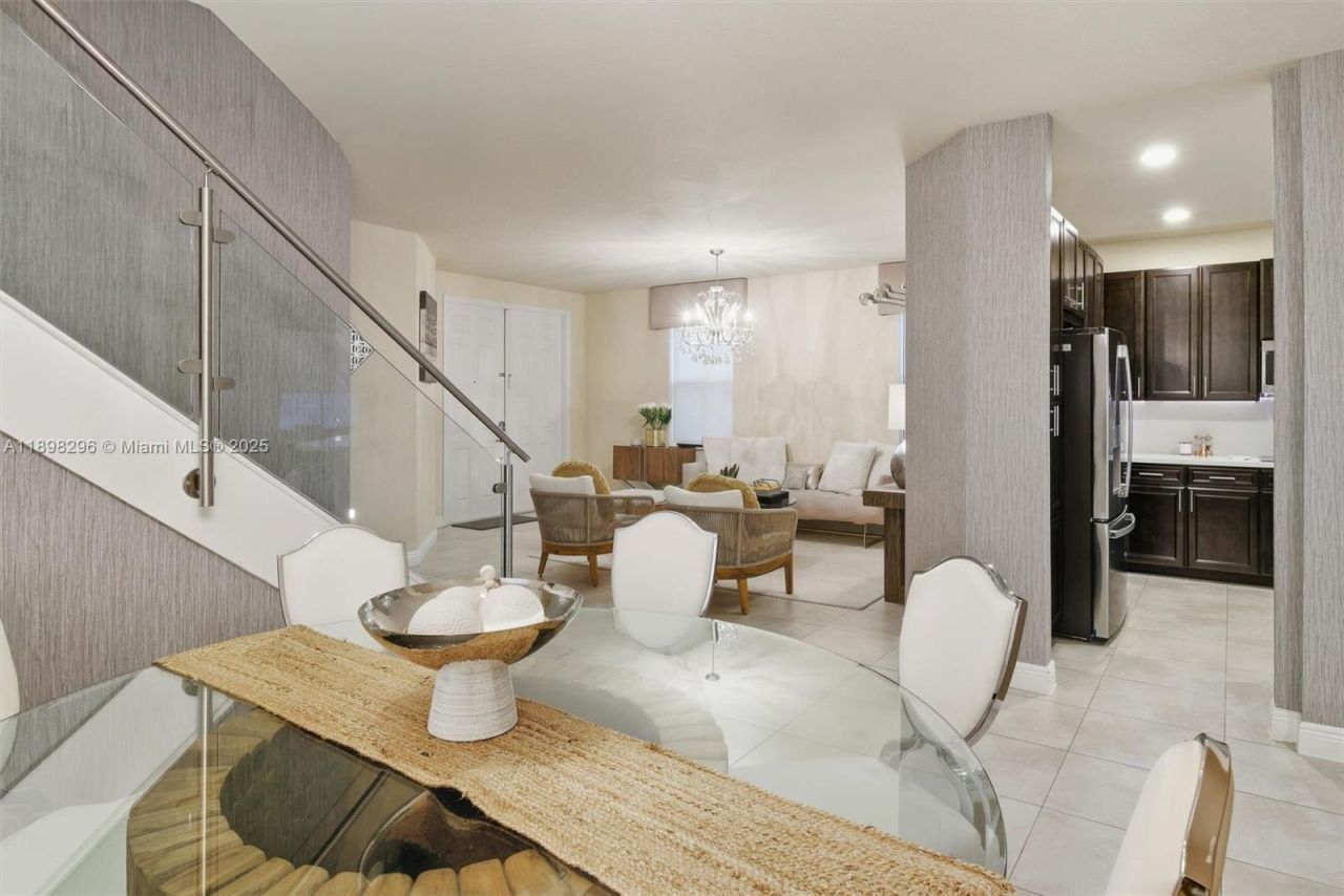 8870 NW 99th Path, Doral, FL 33178 Photo