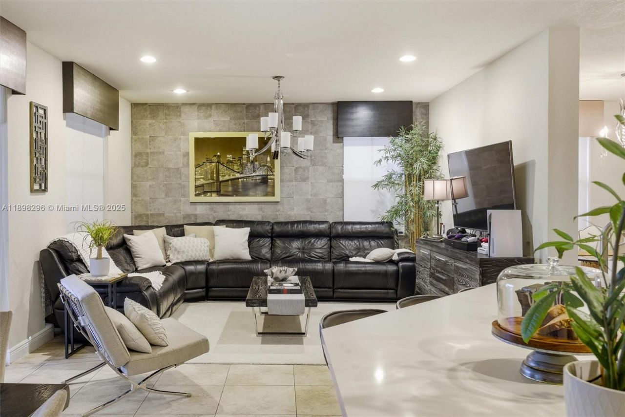 8870 NW 99th Path, Doral, FL 33178 Photo