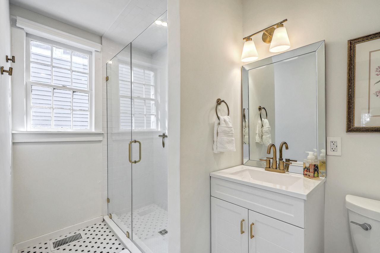 65 Ashe Street Photo 13