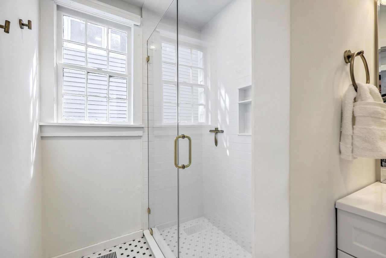 65 Ashe Street Photo 15