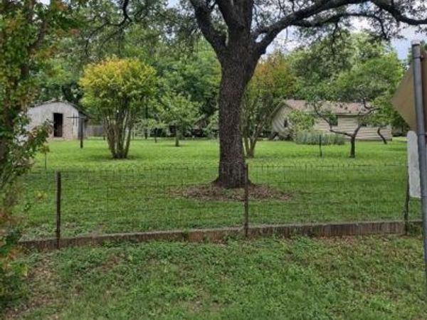 608 N Harrison Street , West, TX 76691