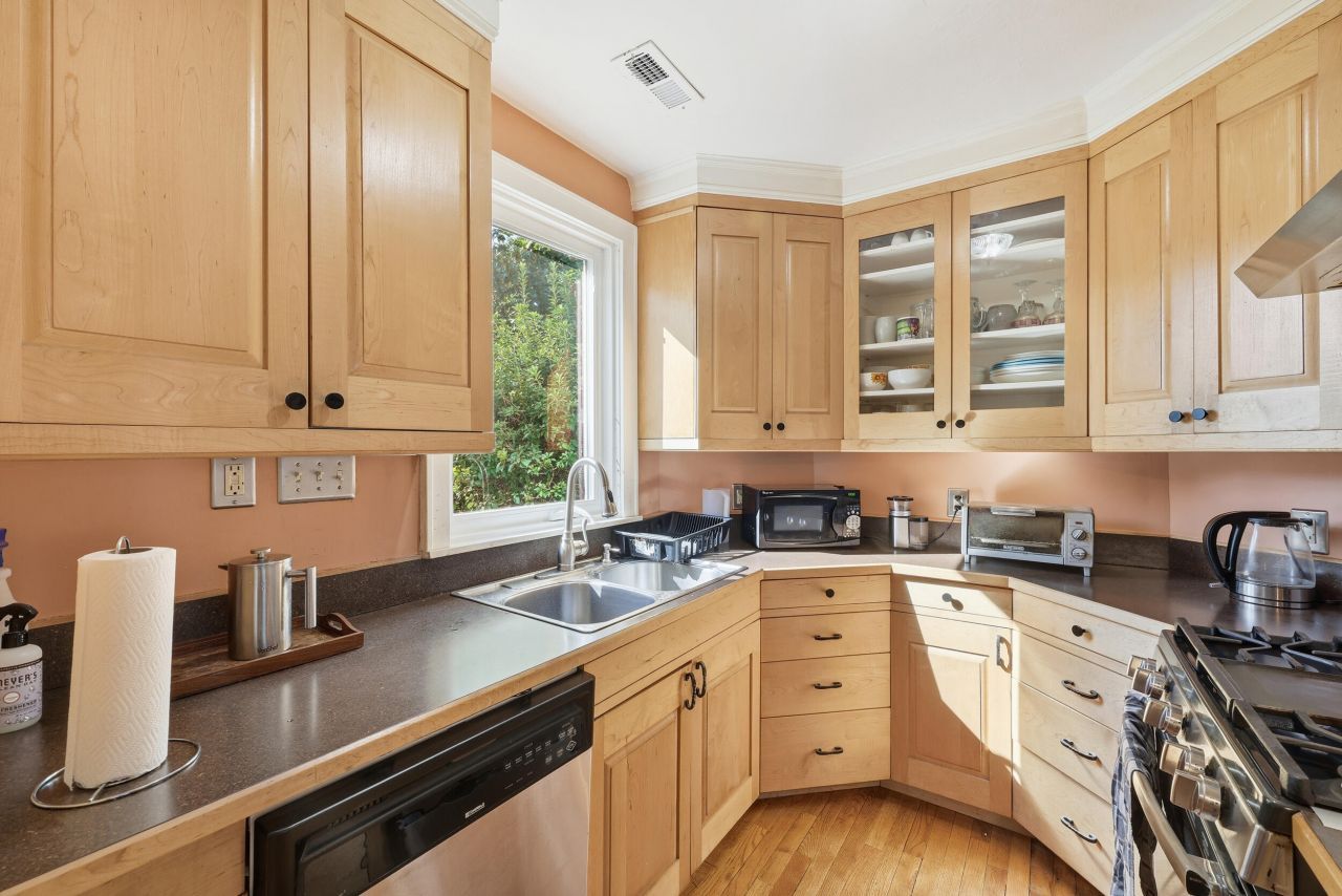 315 Hollywood Drive Photo 11