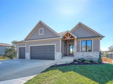 907 Savannah Lane, Greenwood, MO 64034
