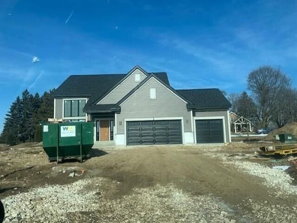 W251N2459 Valleyview Cir, Pewaukee, WI 53072