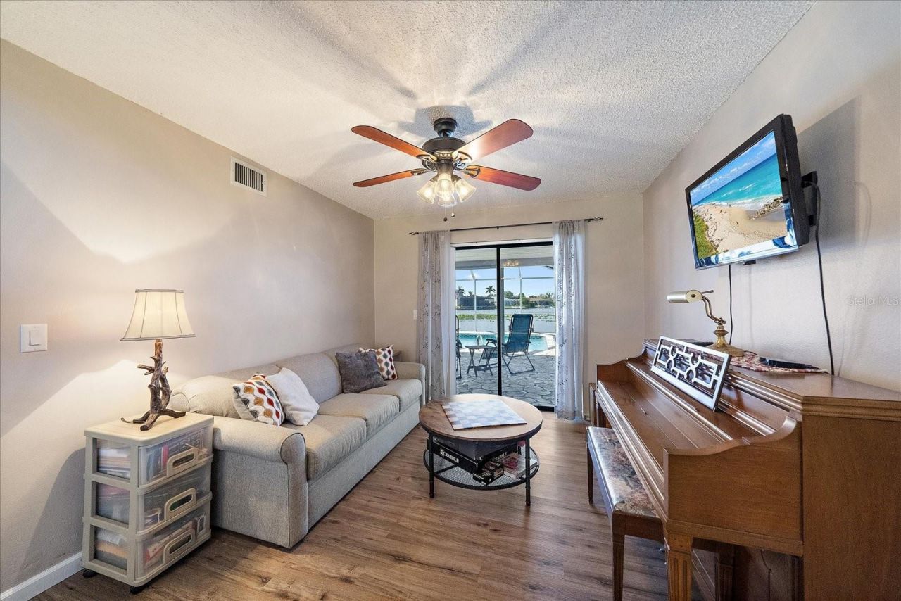 1008 SW 4th Place, Cape Coral, FL 33991 Photo