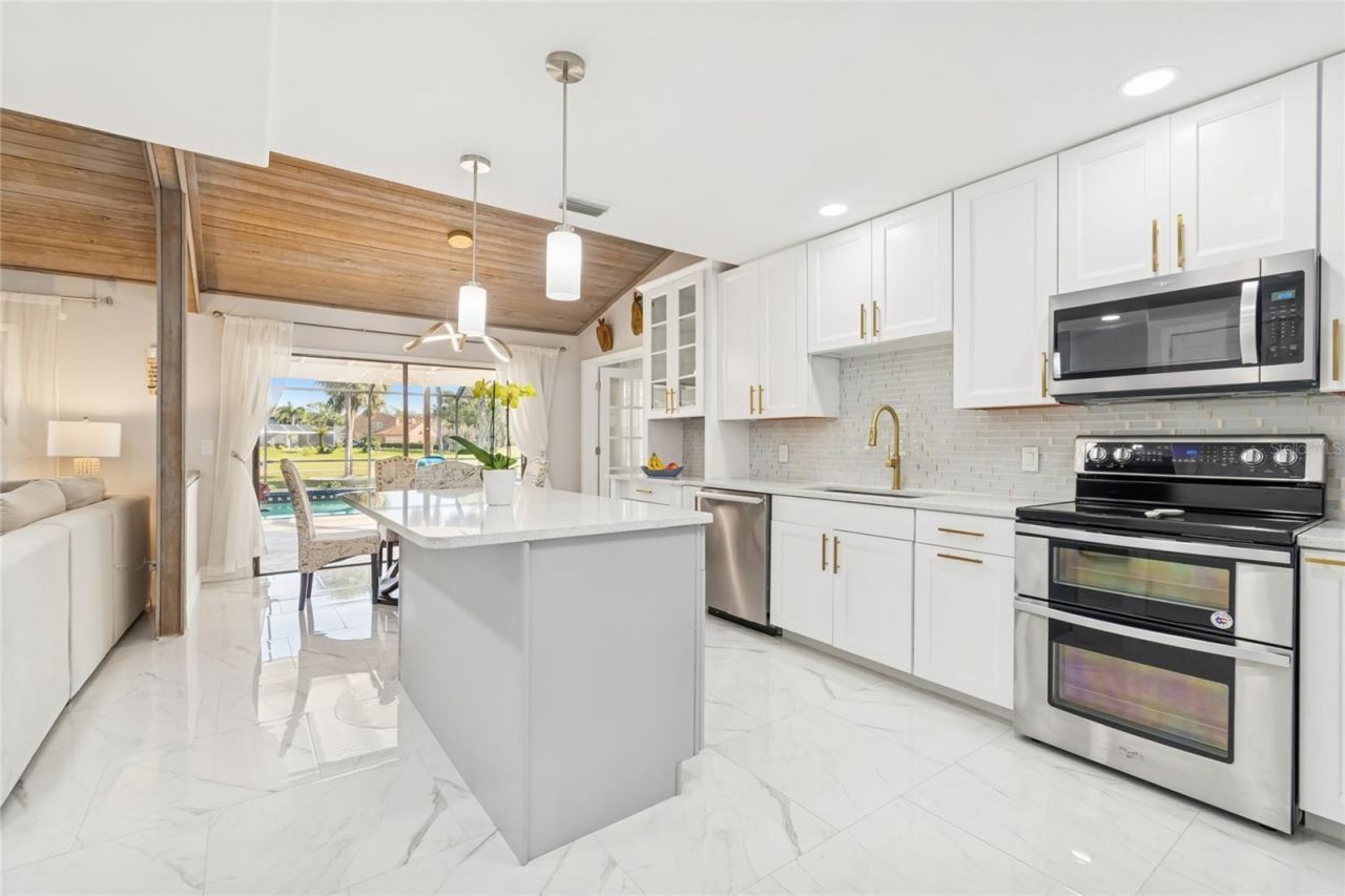 14603 Village Glen Circle, Tampa, FL 33618 Photo