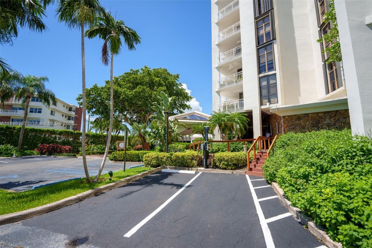 4000 Towerside Ter, Unit 410, Miami, FL 33138 Photo