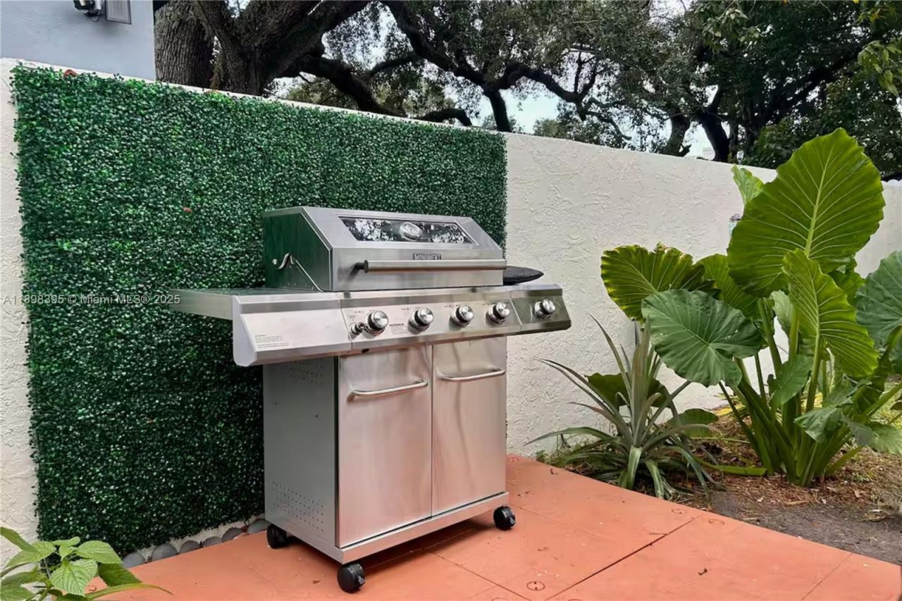 3132 NW 43rd St, Miami, FL 33142 Photo