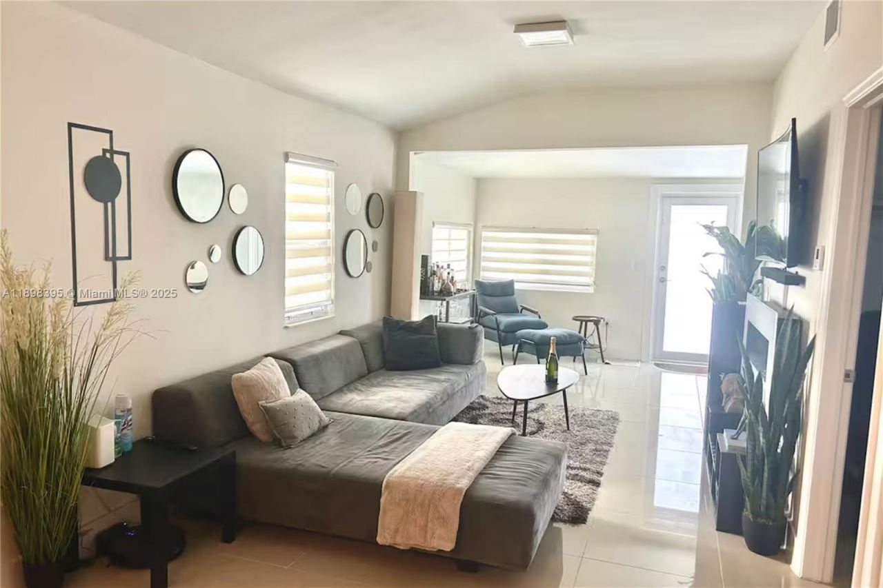 3132 NW 43rd St, Miami, FL 33142 Photo