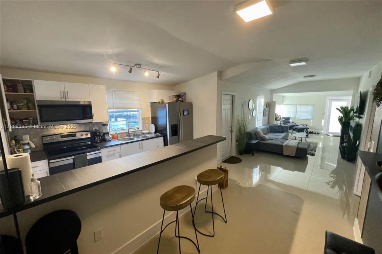 3132 NW 43rd St, Miami, FL 33142 Photo