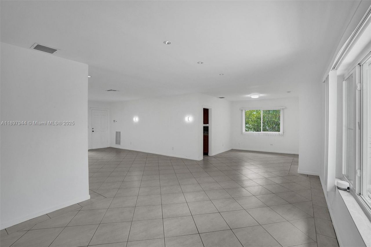 8851 Byron Ave, Surfside, FL 33154 Photo