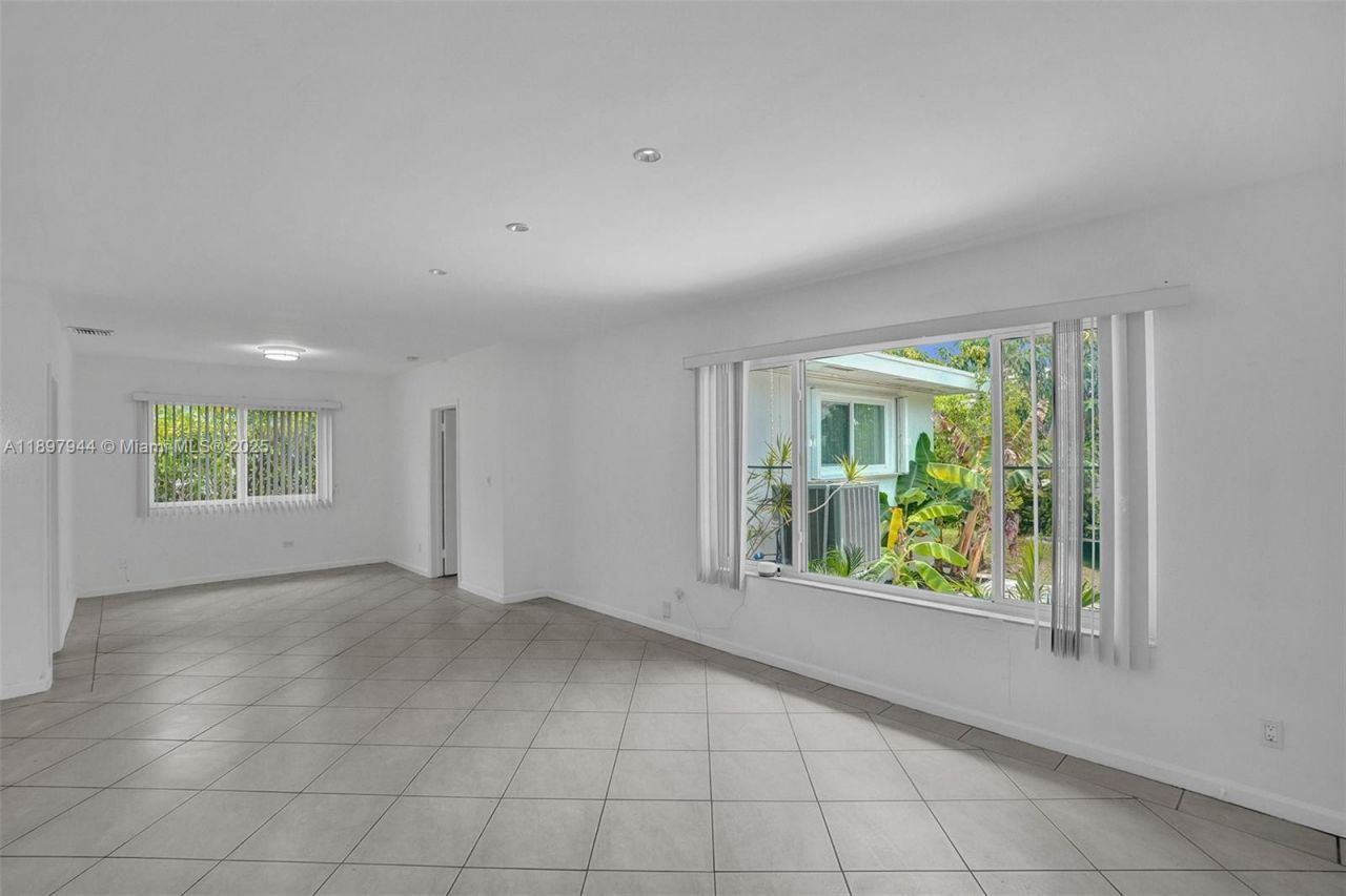 8851 Byron Ave, Surfside, FL 33154 Photo