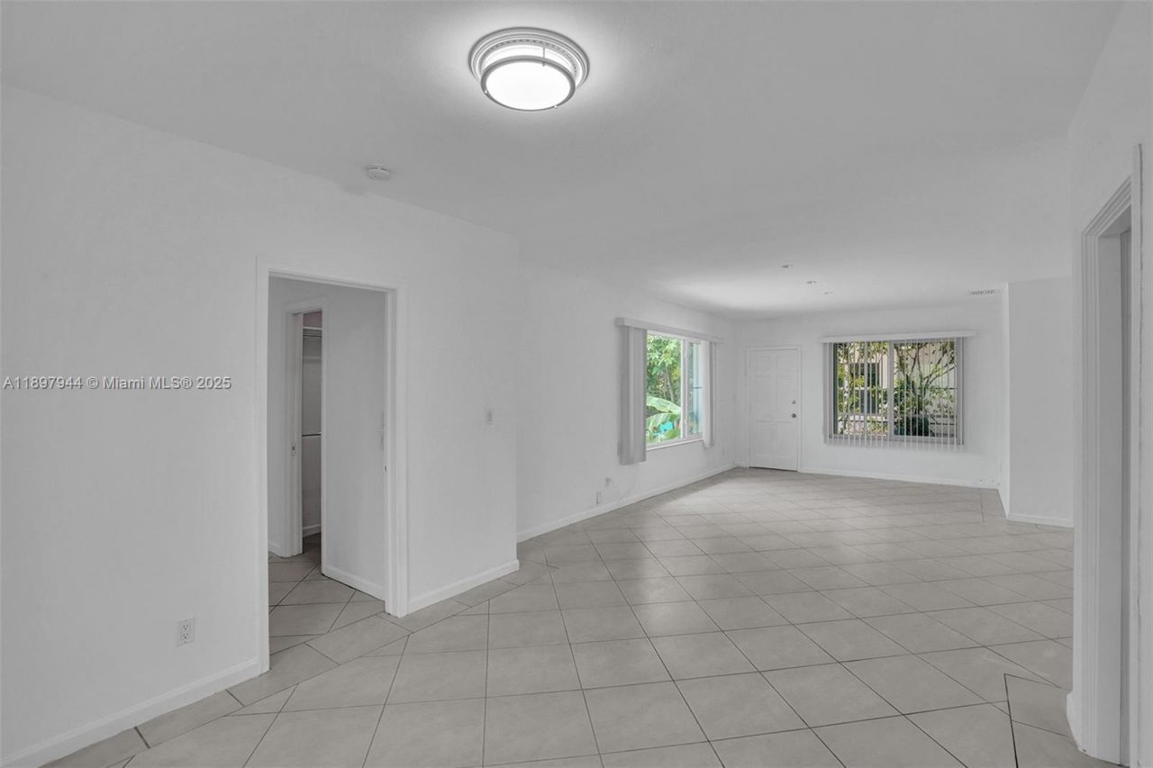 8851 Byron Ave, Surfside, FL 33154 Photo