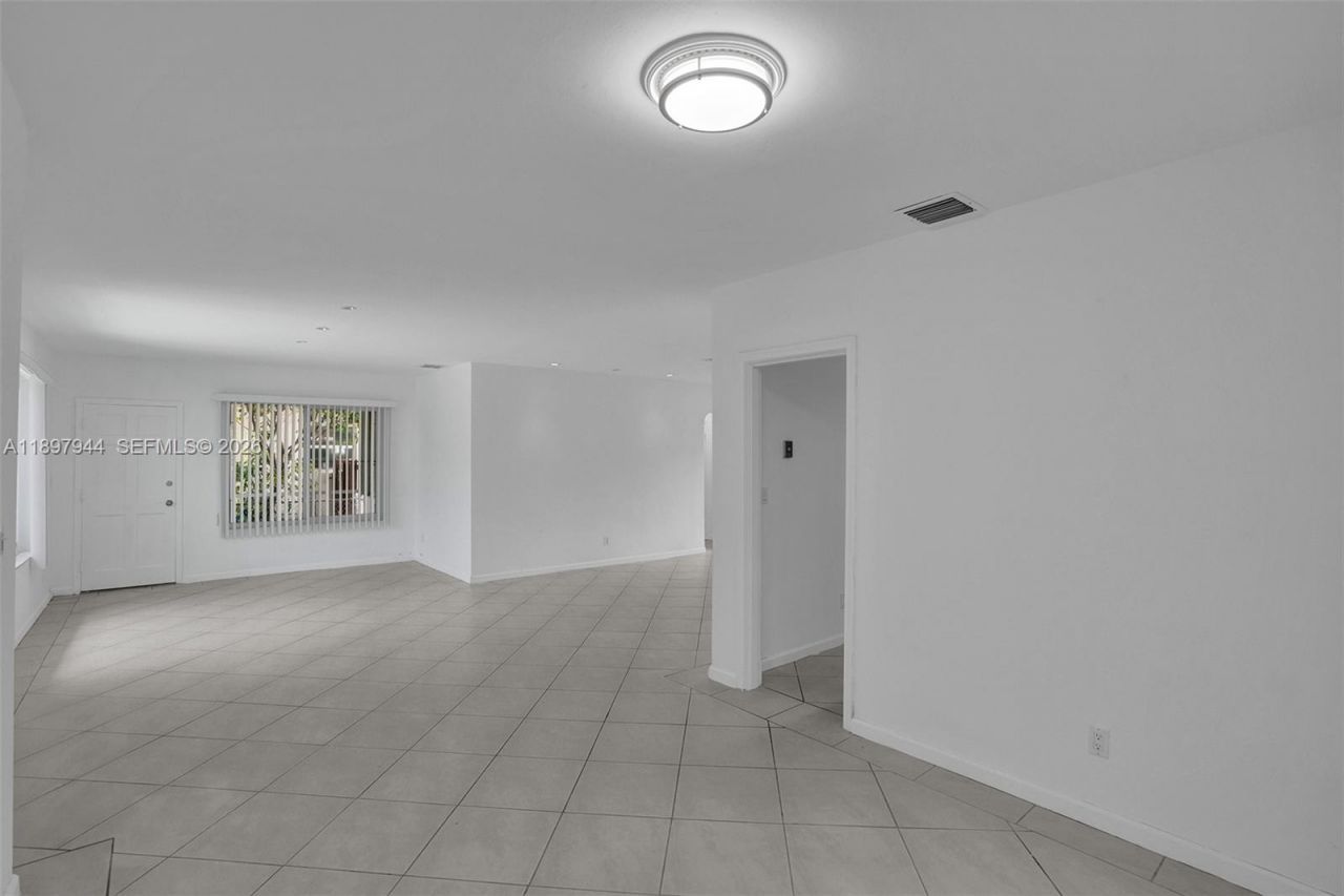 8851 Byron Ave, Surfside, FL 33154 Photo