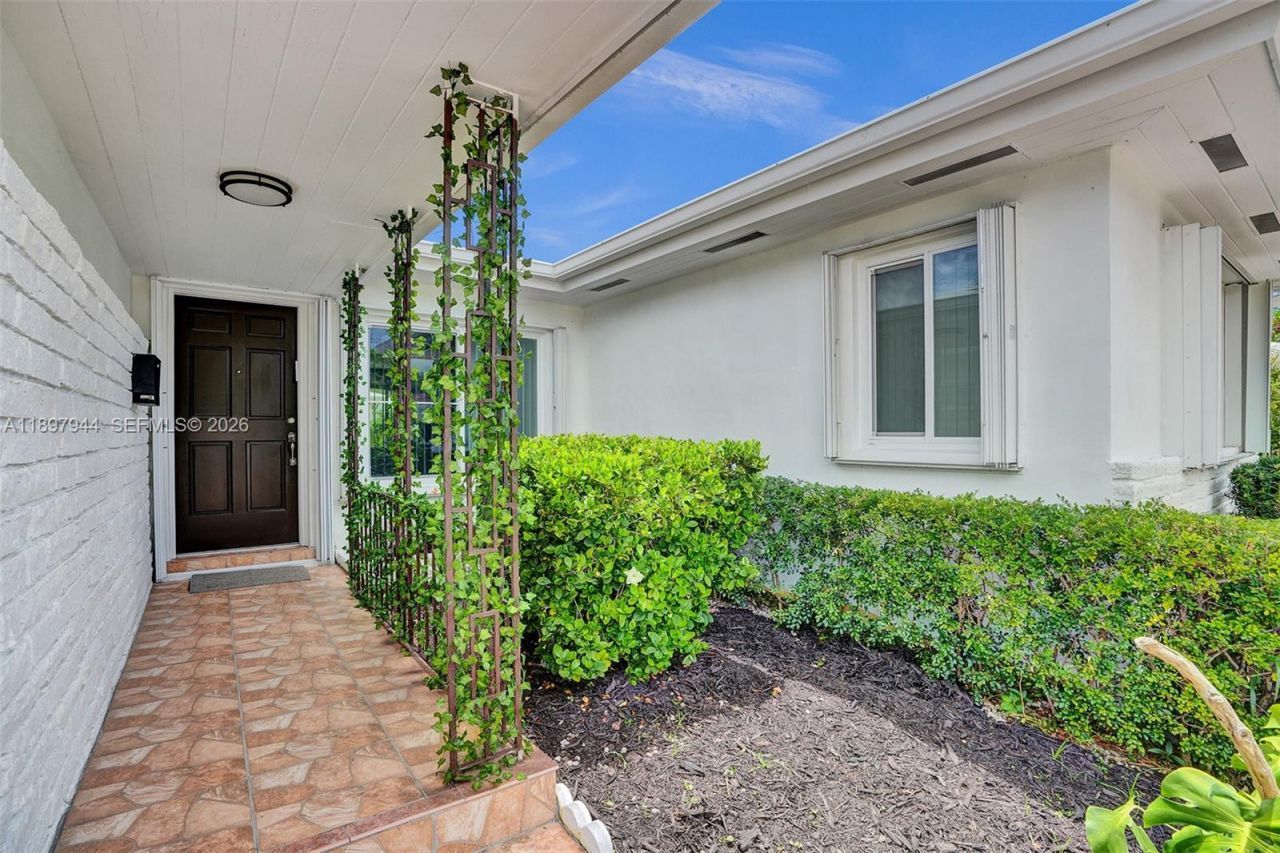 8851 Byron Ave, Surfside, FL 33154 Photo