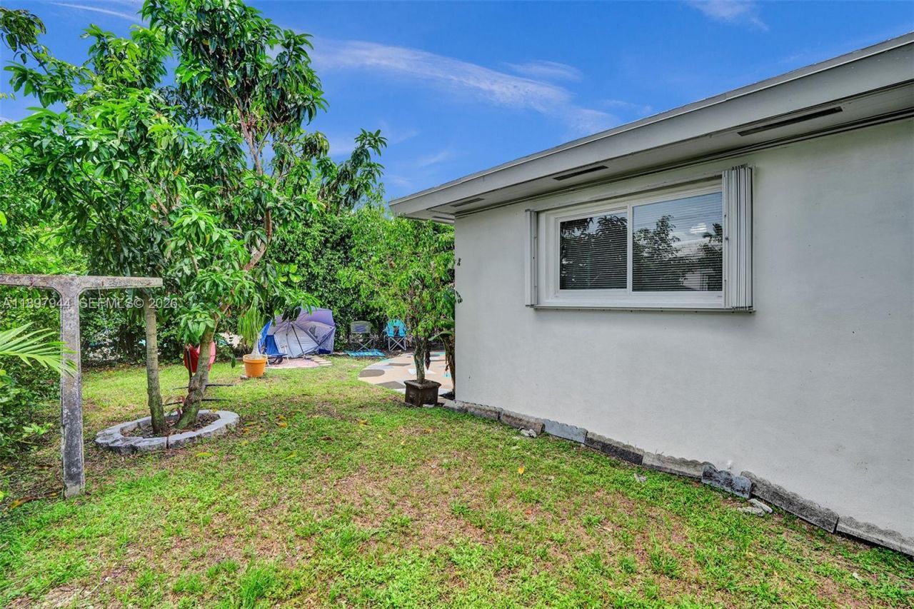 8851 Byron Ave, Surfside, FL 33154 Photo