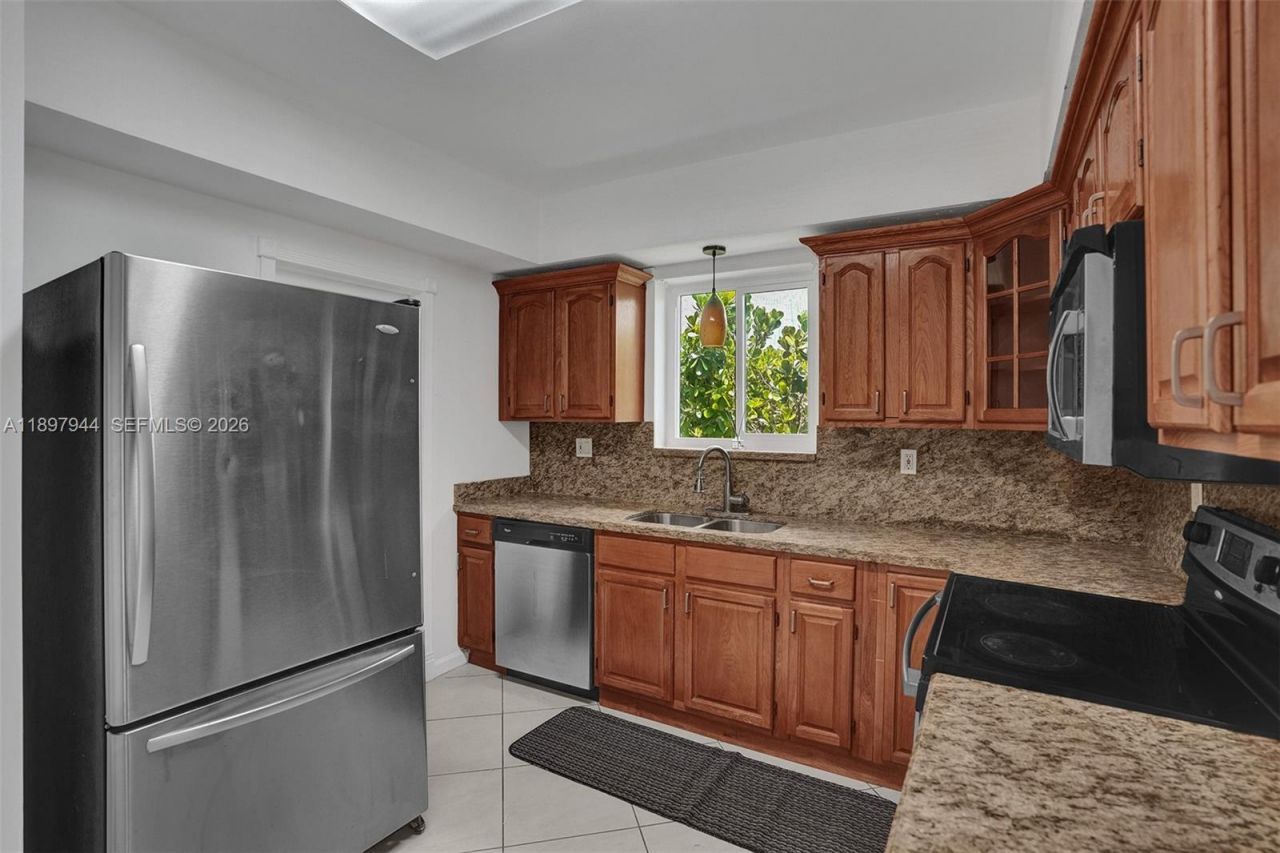 8851 Byron Ave, Surfside, FL 33154 Photo