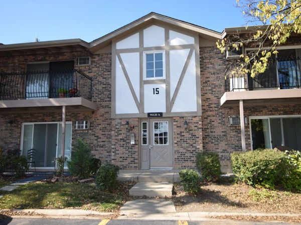 9S120 Lake Drive, Unit 201, Willowbrook, IL 60527