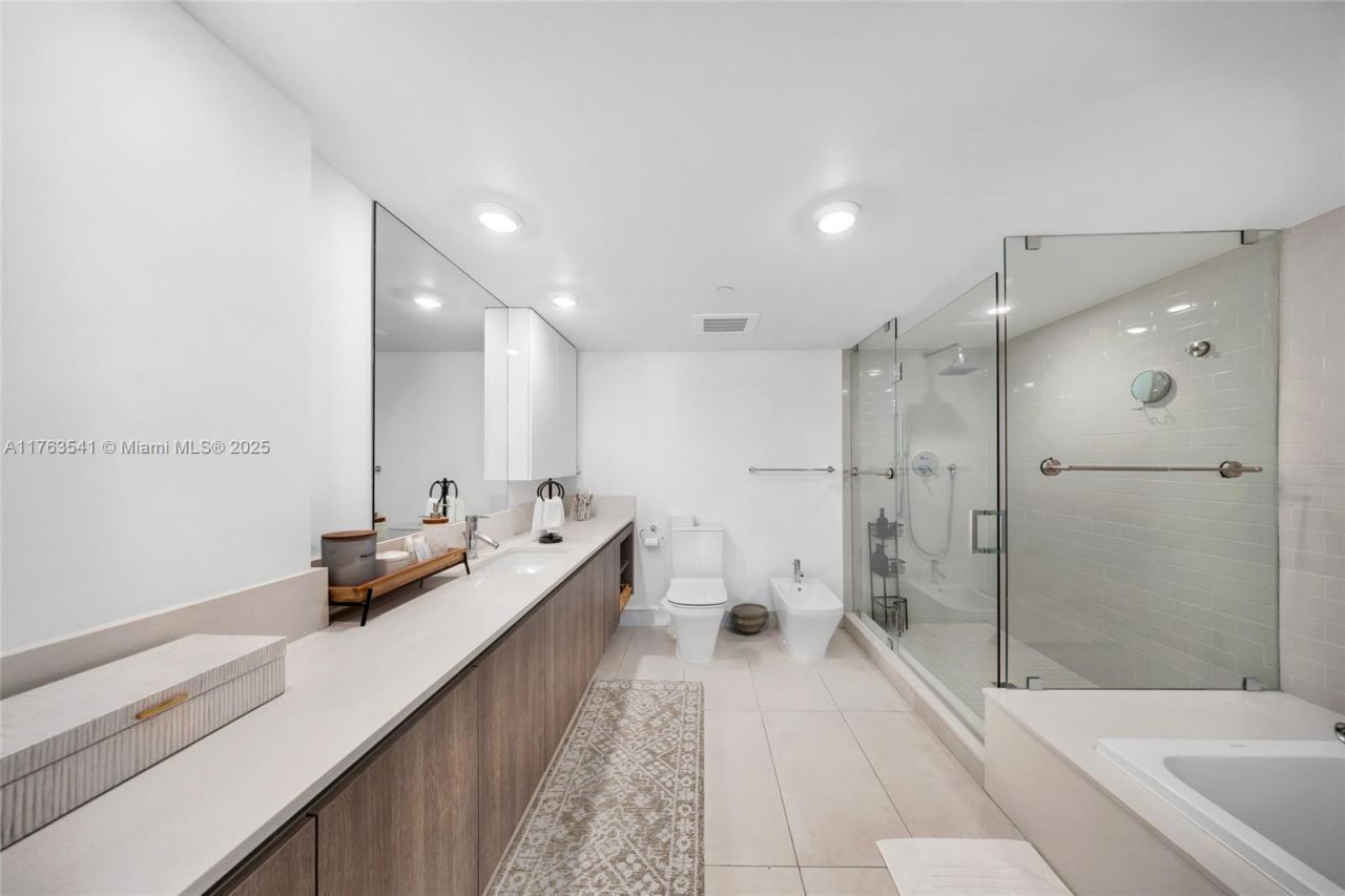 1025 92nd St, Unit 306, Bay Harbor Islands, FL 33154 Photo