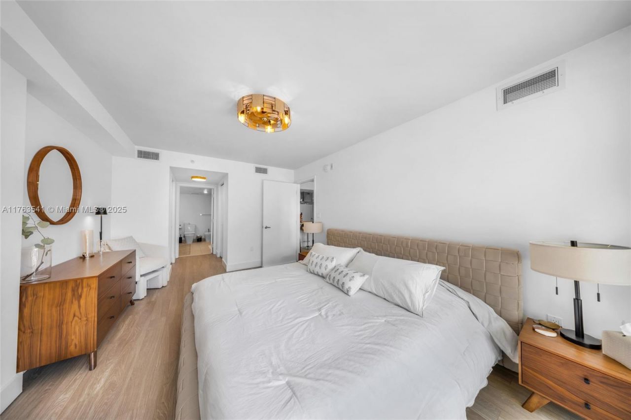 1025 92nd St, Unit 306, Bay Harbor Islands, FL 33154 Photo