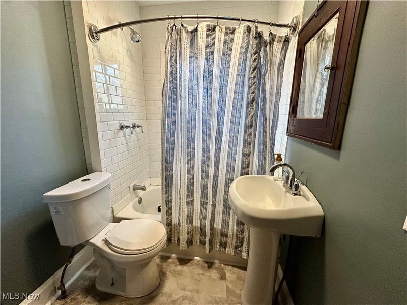 349 E Hopocan Avenue, Barberton, OH 44203 Photo 11