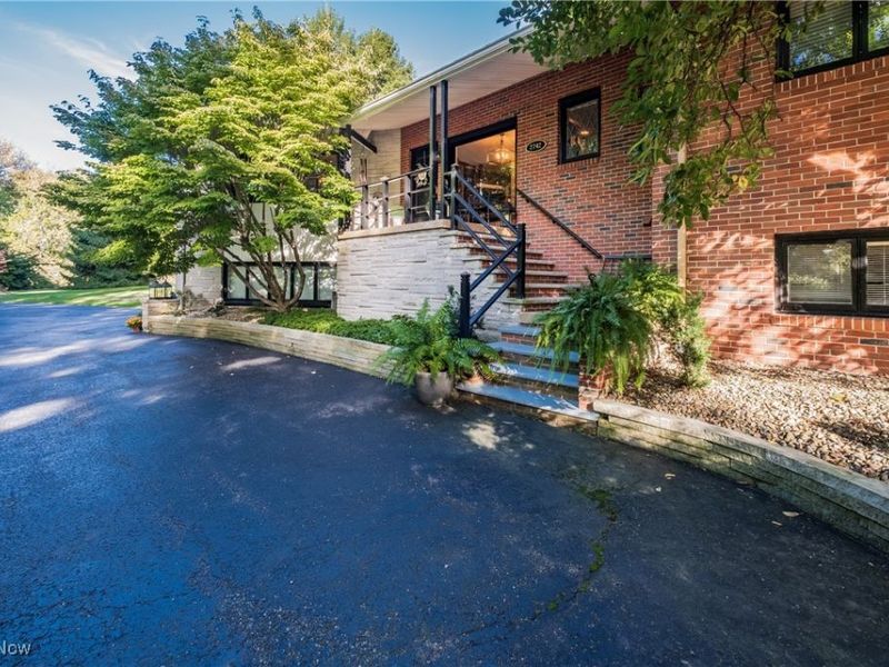 2742 Dunkeith Drive NW, Canton, OH 44708 Photo 2