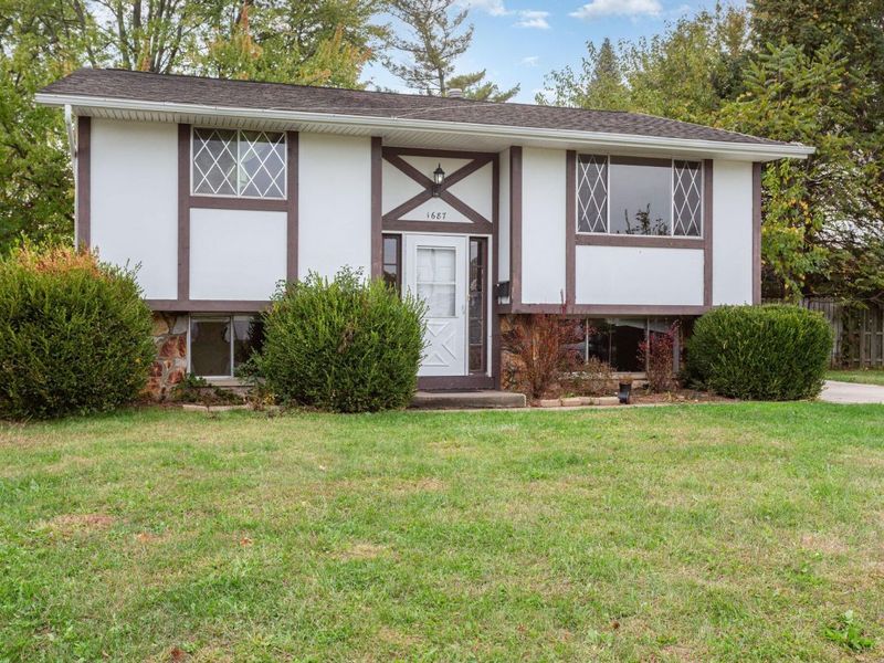 1687 Brookfield Square S, Columbus, OH 43229 Photo 3