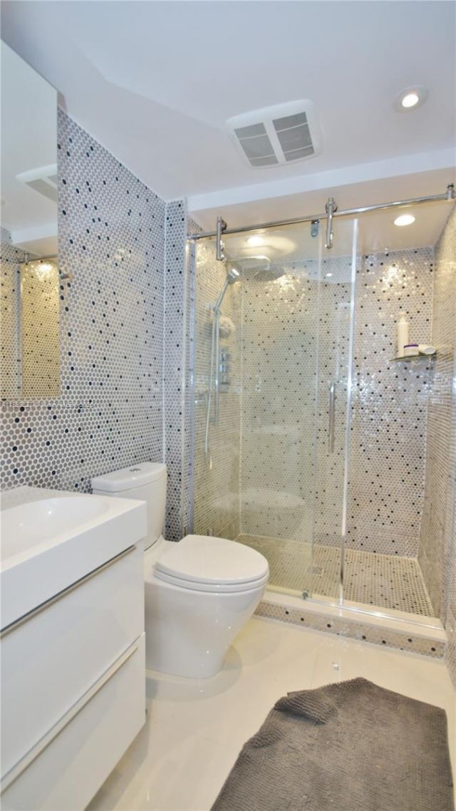 100 Bayview Dr, Unit 308, Sunny Isles Beach, FL 33160 Photo