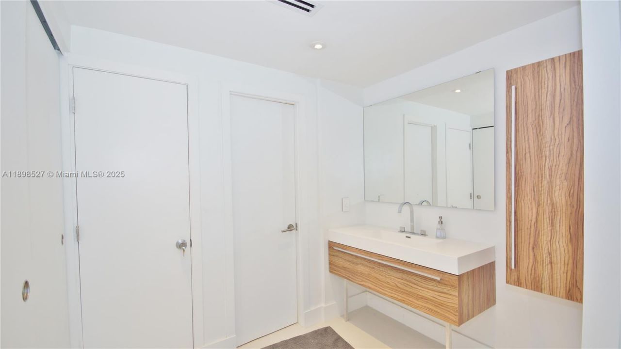 100 Bayview Dr, Unit 308, Sunny Isles Beach, FL 33160 Photo