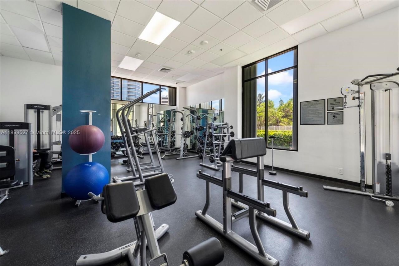 100 Bayview Dr, Unit 308, Sunny Isles Beach, FL 33160 Photo