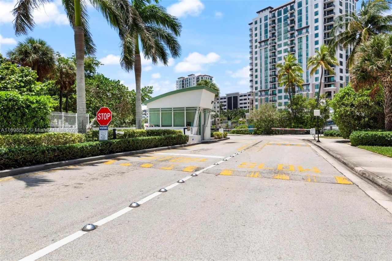 100 Bayview Dr, Unit 308, Sunny Isles Beach, FL 33160 Photo