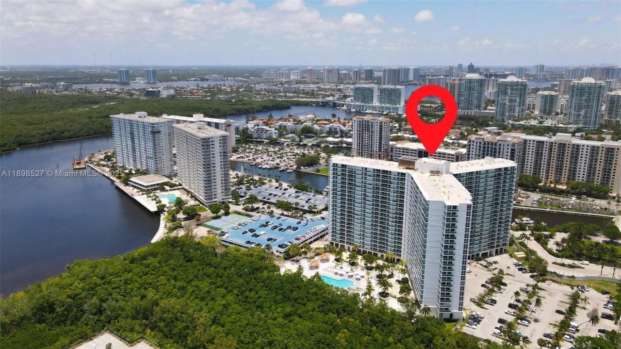 100 Bayview Dr, Unit 308, Sunny Isles Beach, FL 33160 Photo
