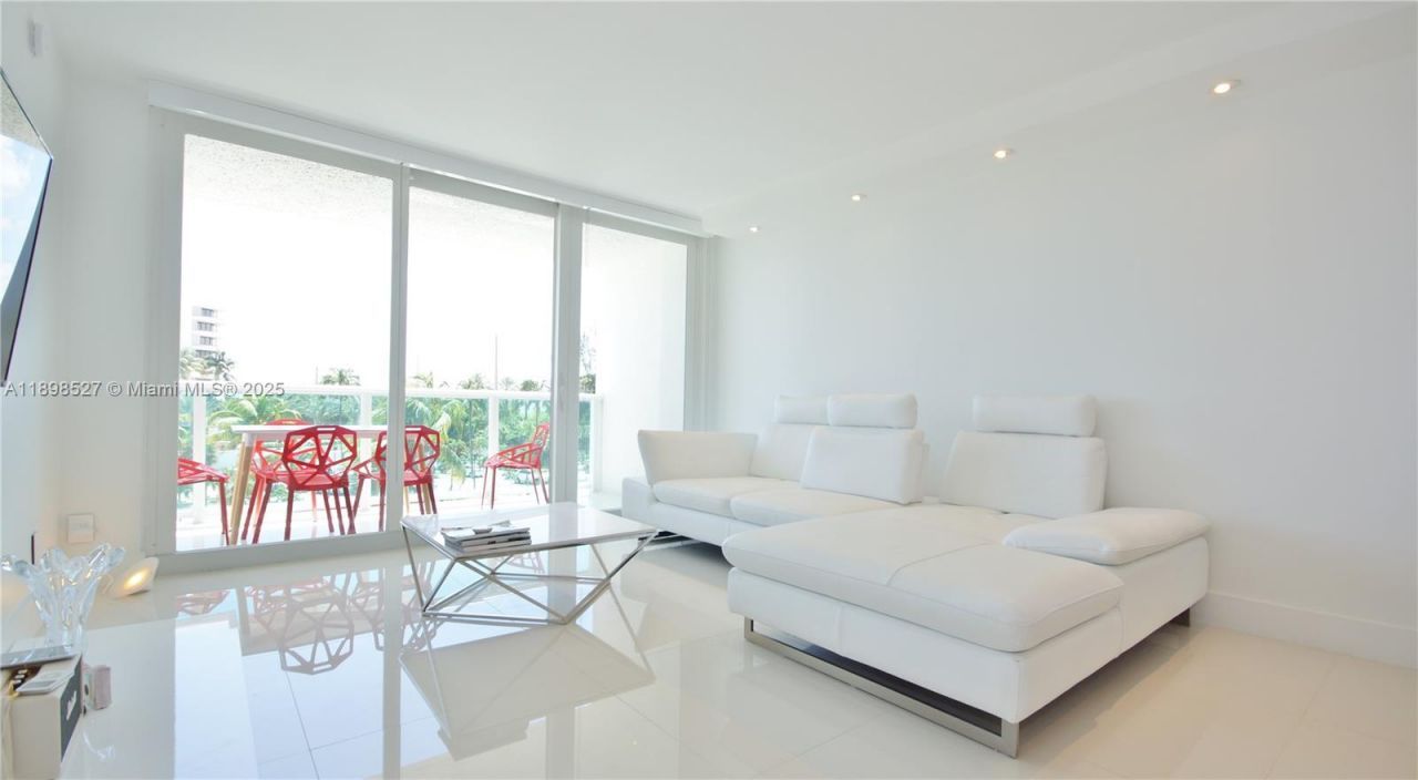 100 Bayview Dr, Unit 308, Sunny Isles Beach, FL 33160 Photo