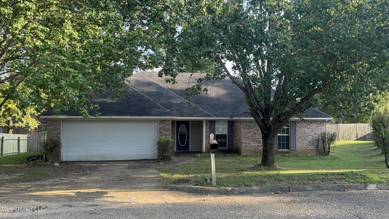 14 Fawn Grove, Jackson, MS 39212 Main Photo